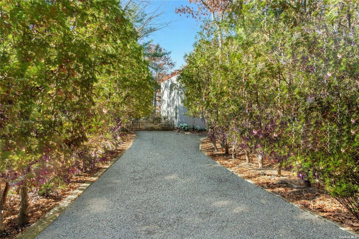 Long circular Private Drive
