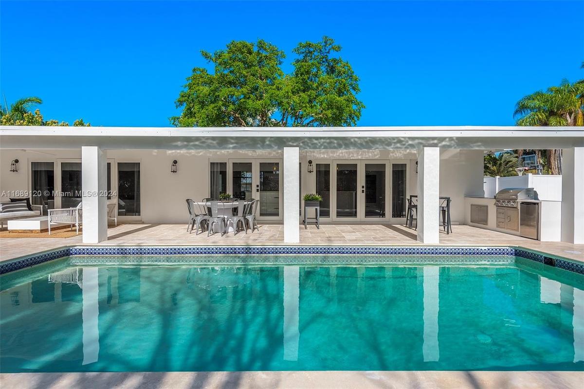 Spectacular outdoor space that generates another area to enjoy with your family.