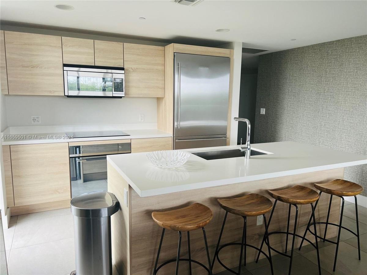 Kitchen - Quartz Countertop, wood cabinets, fine Liebherr appliances build.com
