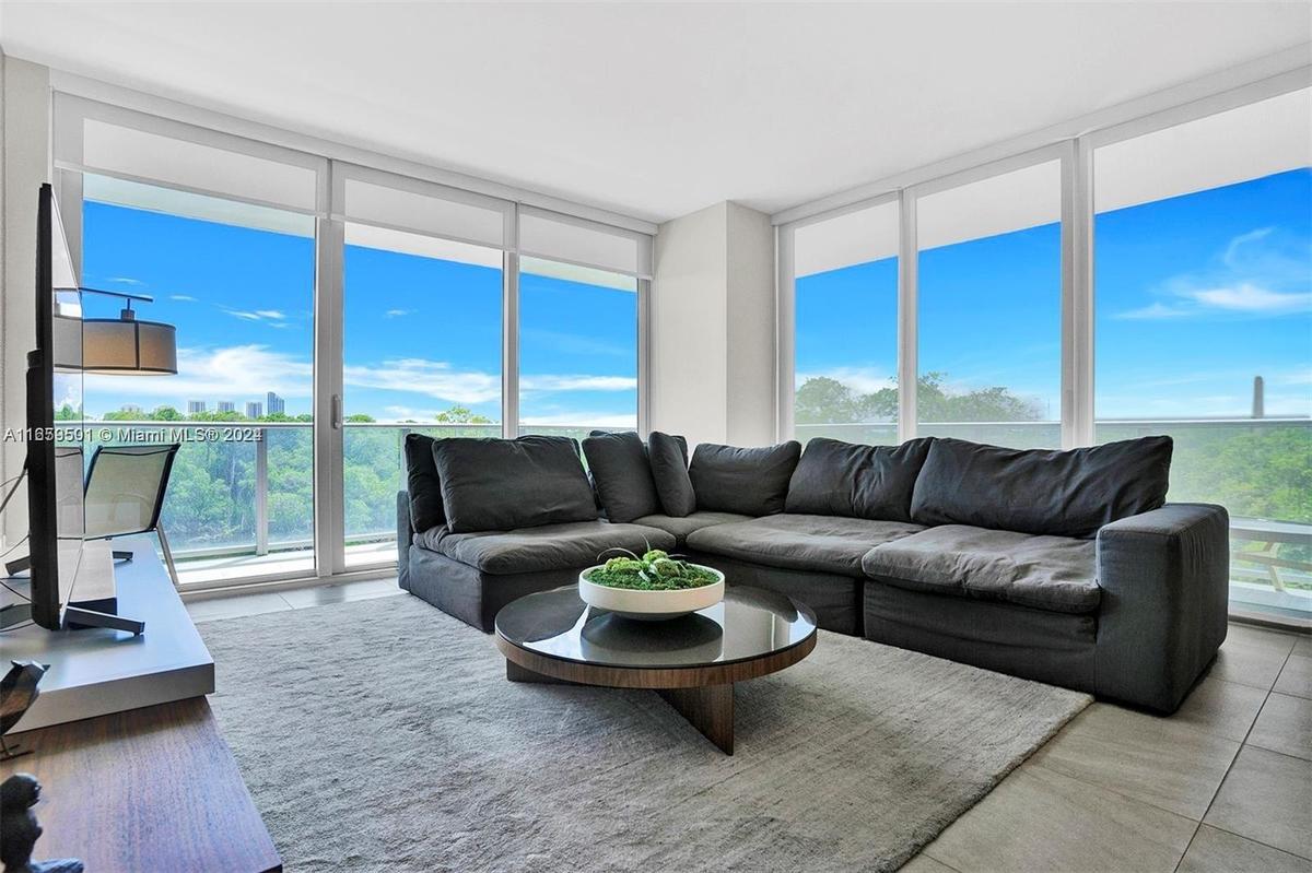 Beautiful corner unit, windows from floor to ceiling