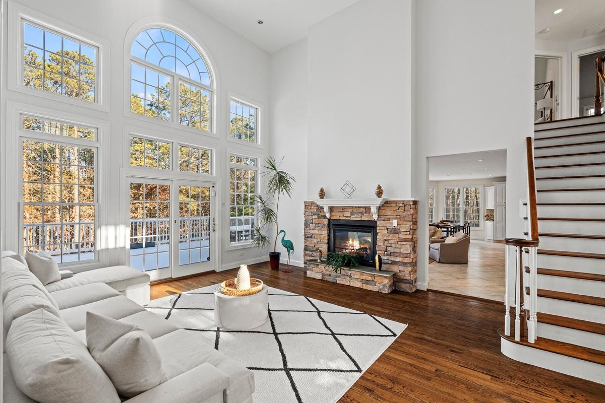 Dual fireplace, and a high ceilings