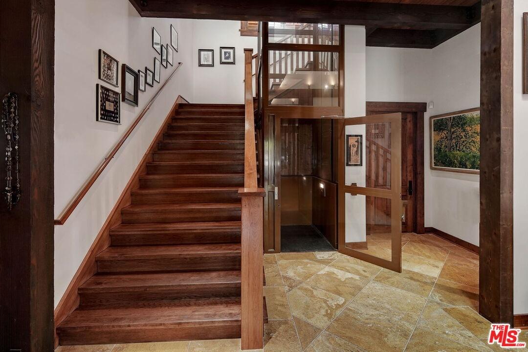 Glass elevator