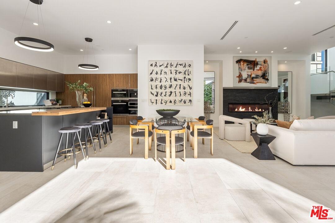 Dining & Breakfast Bar
