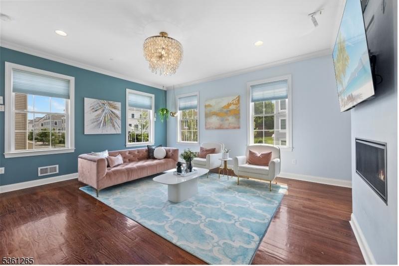 Large Living w/fireplace