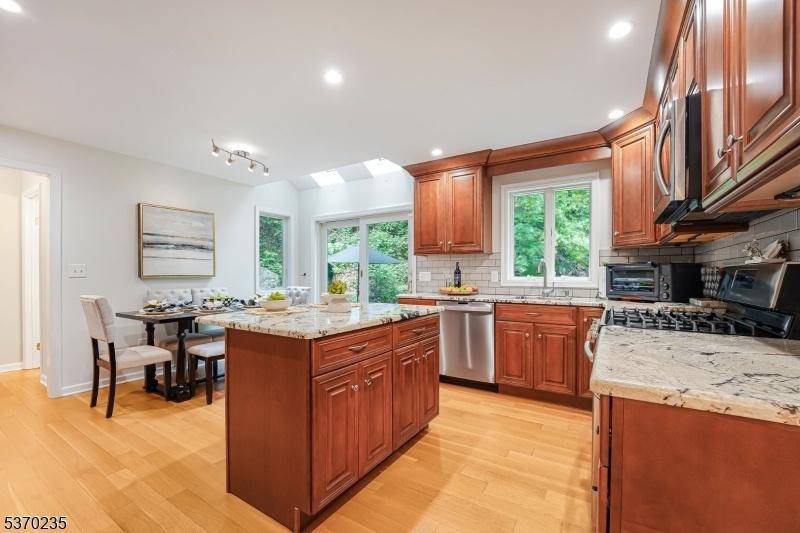 Eat in Kitchen w Dining