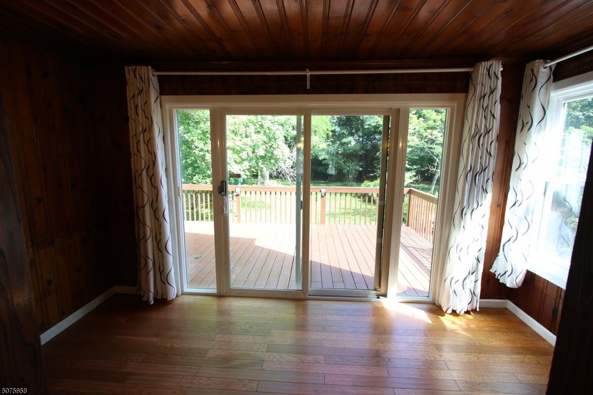 Den Open To Deck