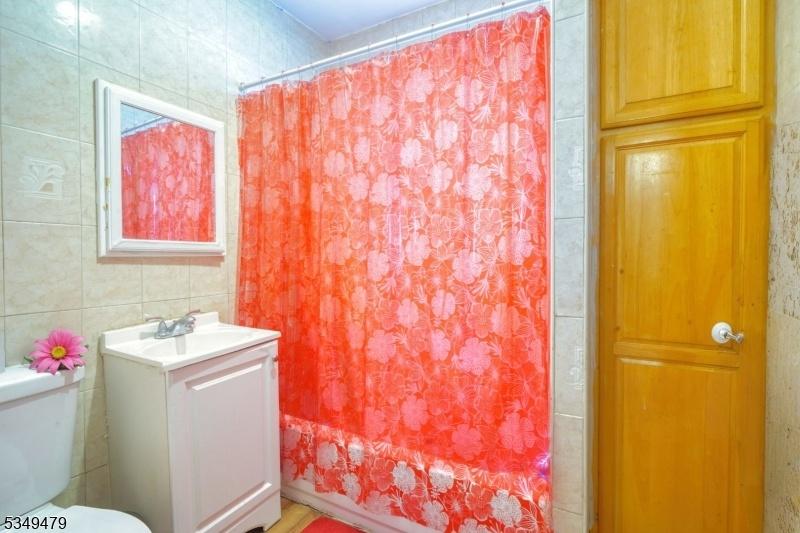 Bathroom 1ST FLOOR