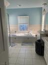 En-suite whirlpool & 2 sink