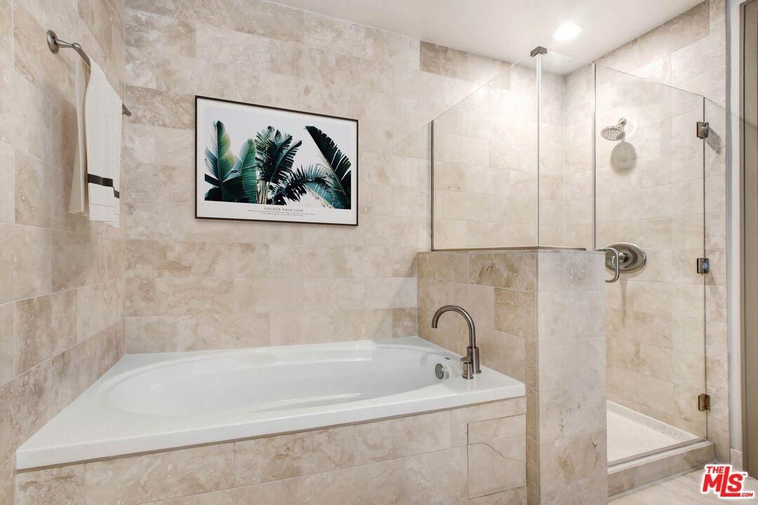 Luxurious bath soaking tub