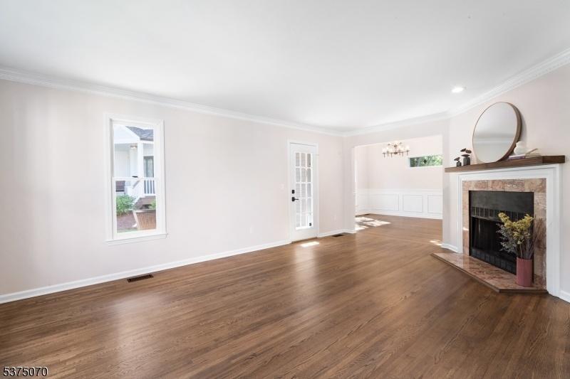 Living room w/ fireplace