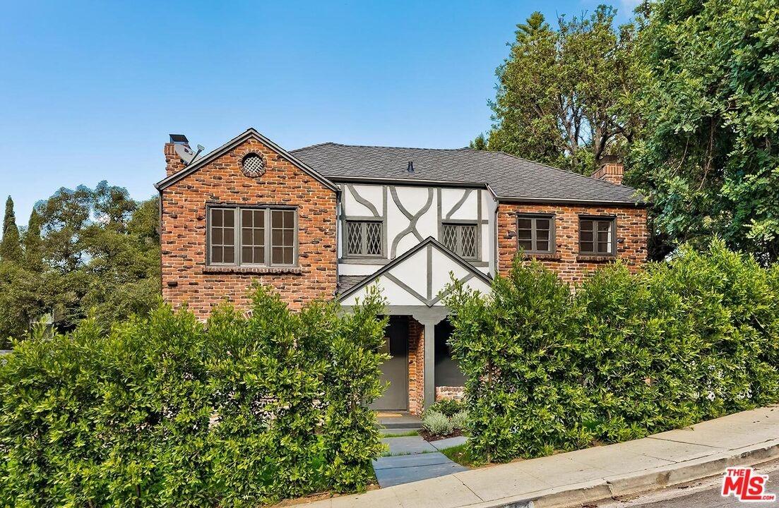 Hedged Facade