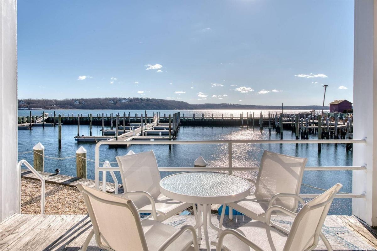 Dine Al Fresco on your private waterside