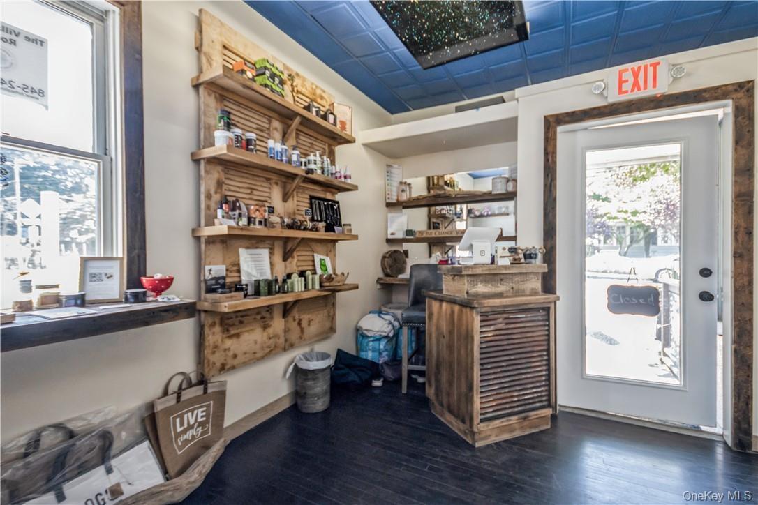 Store front small17.2 X 13.1 plus 9 x 8 work room