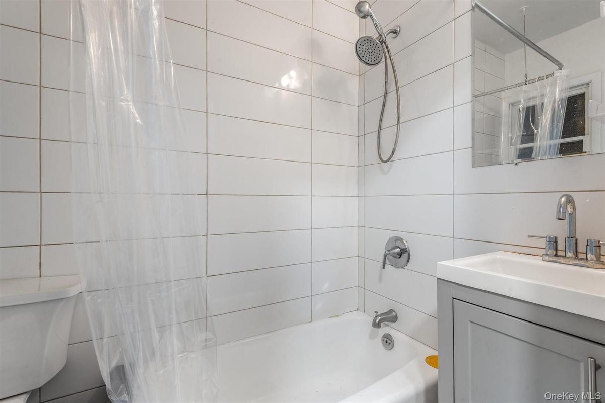 Full bath with shower / bath combo and vanity