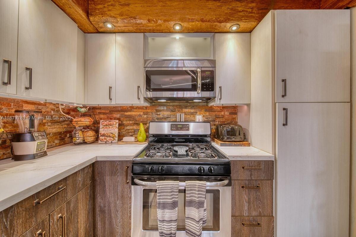 Calacatta Quartz. Pantry.