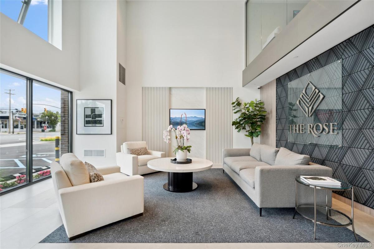 Living room with a high ceiling