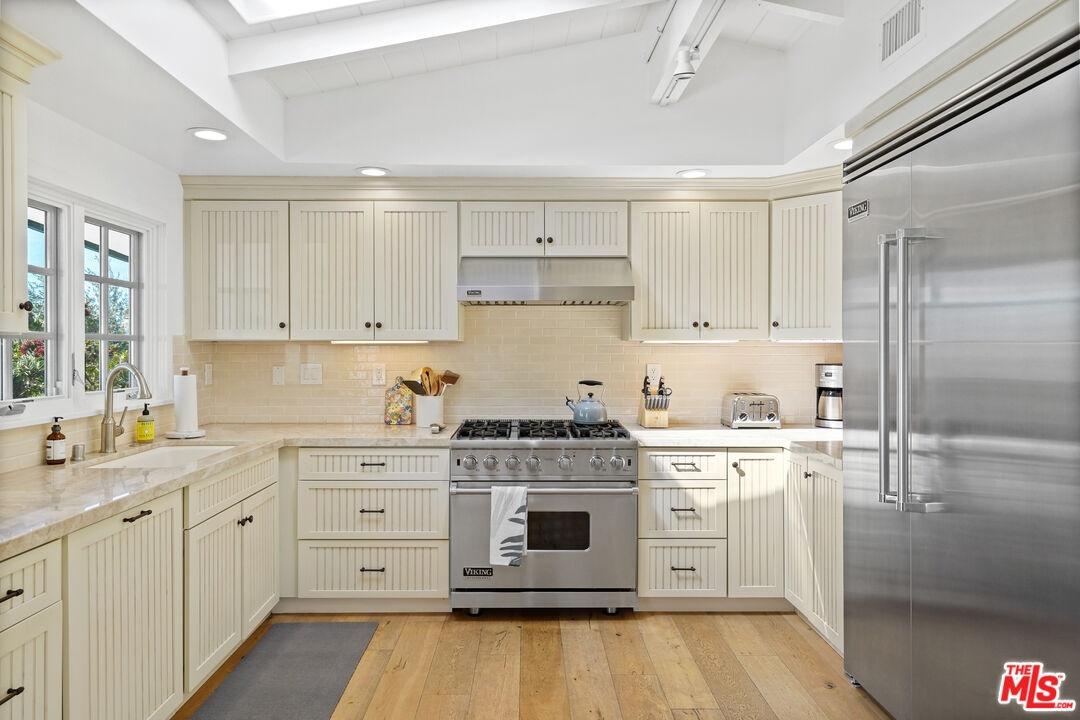Light and bright kitchen