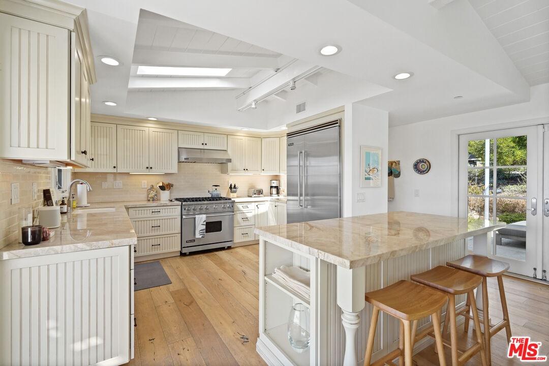 Open kitchen w/ high end appli