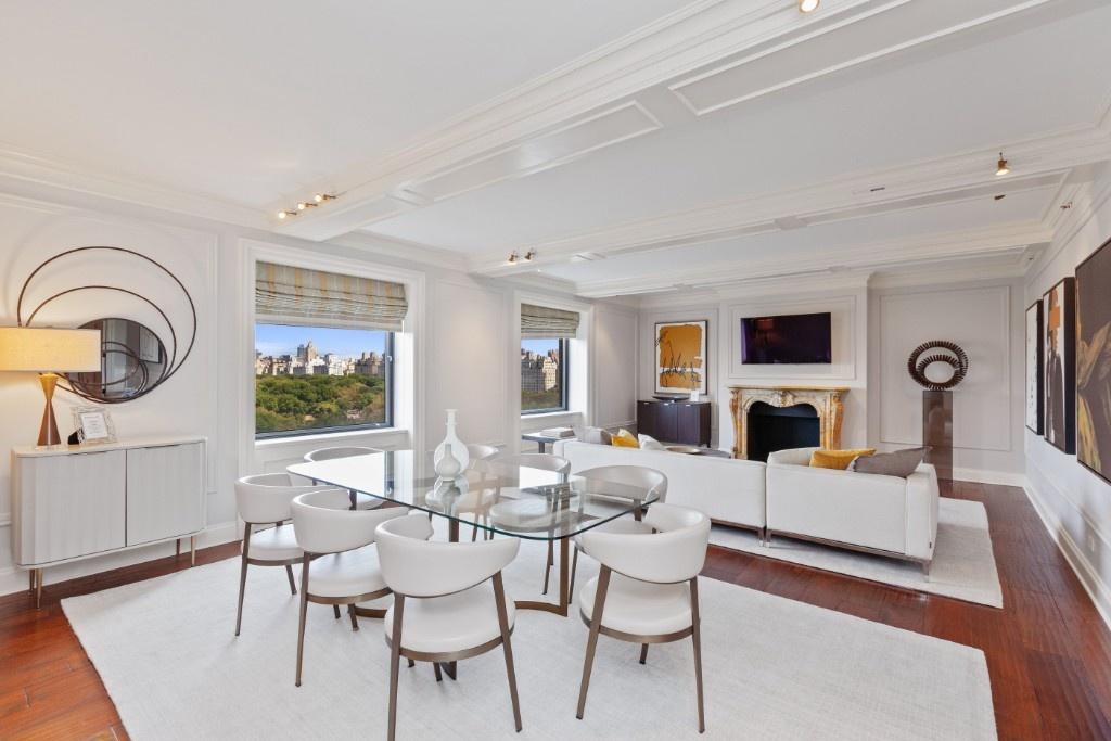 LIVING ROOM/DINING 