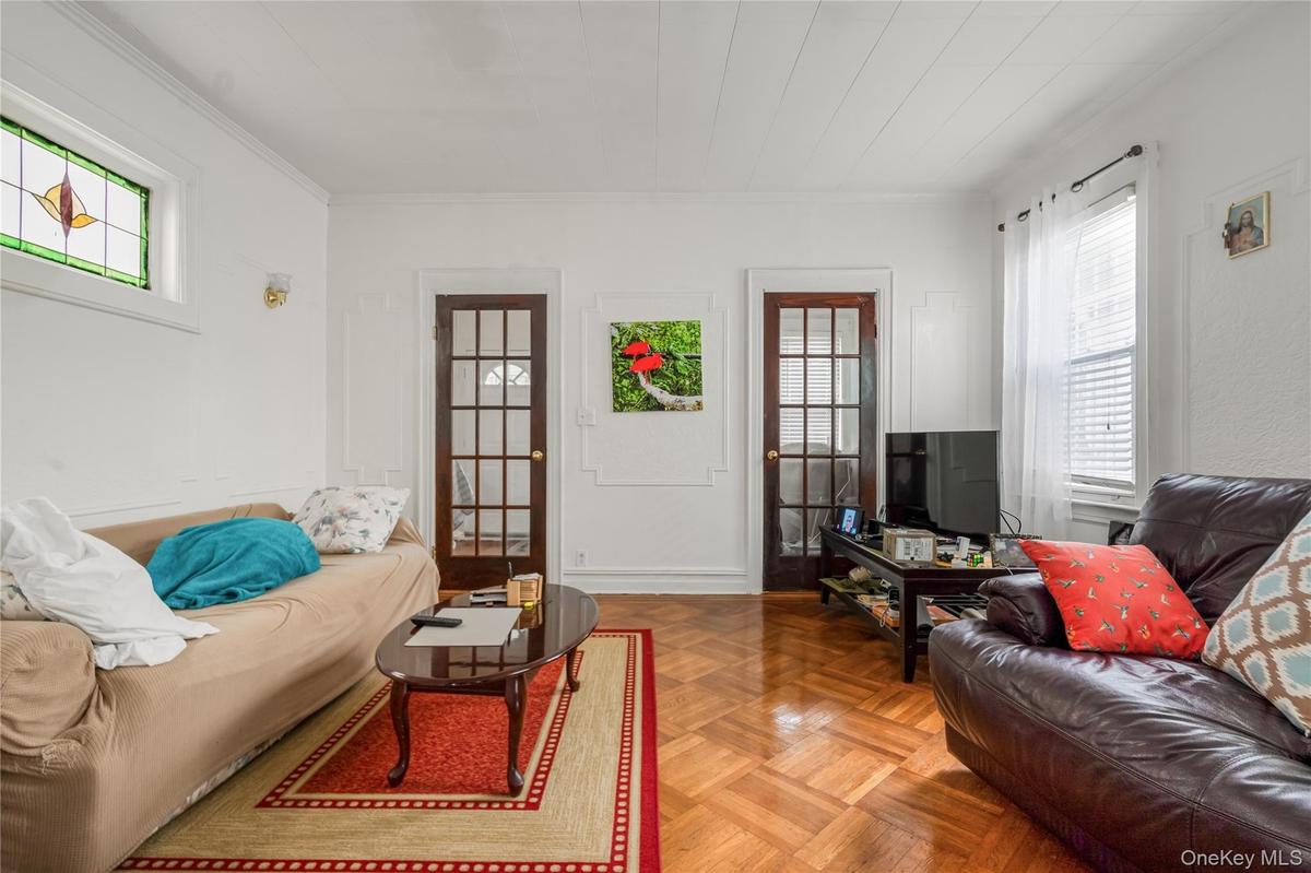 Living area with ornamental molding