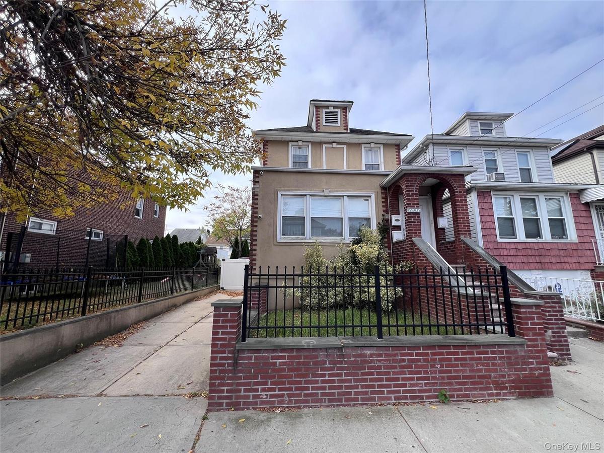 View of front facade featuring a fenced front yard and stucco siding