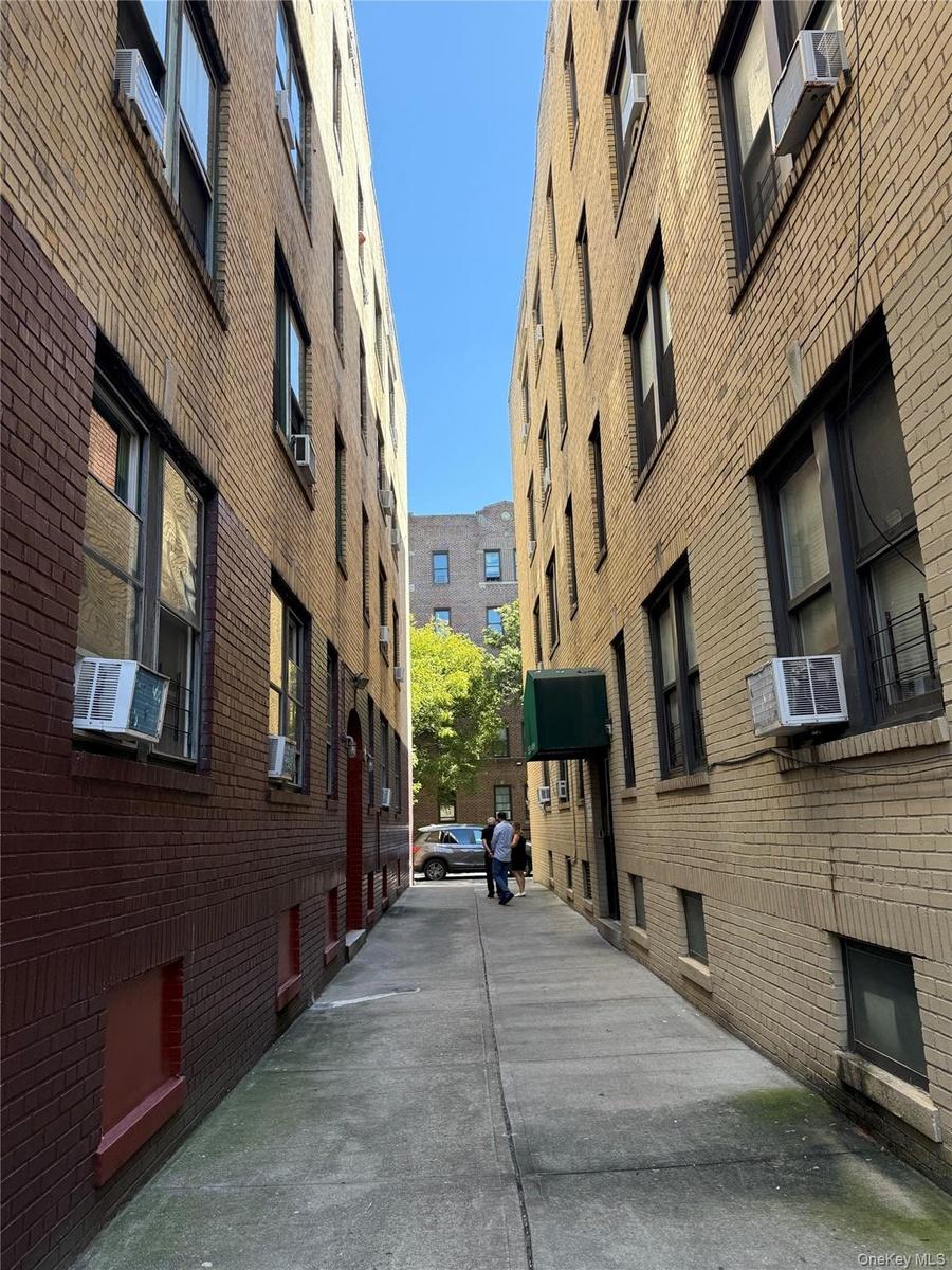 View of apartment building / complex with cooling unit