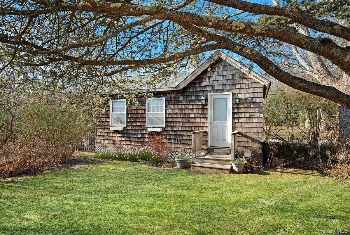 Studio Guest House with Kitchenette and Full Bathroom