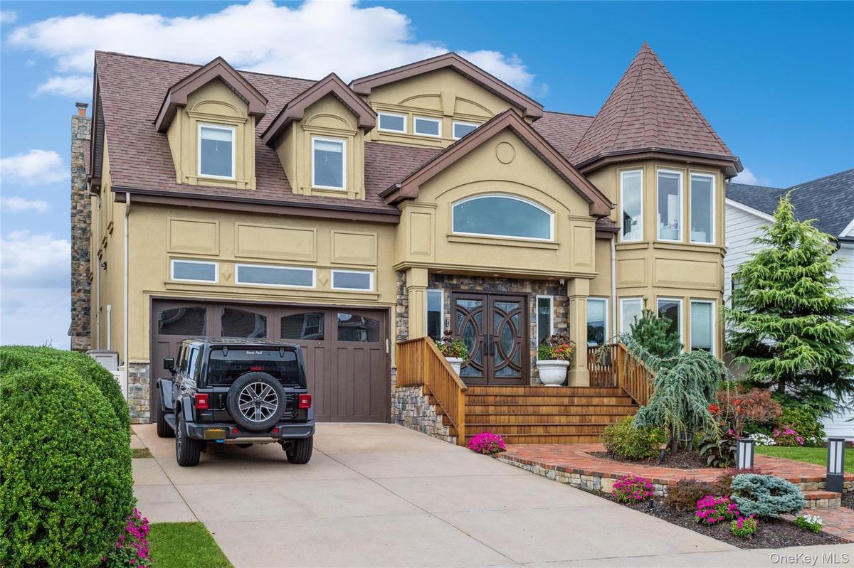 View of front of house featuring a garage