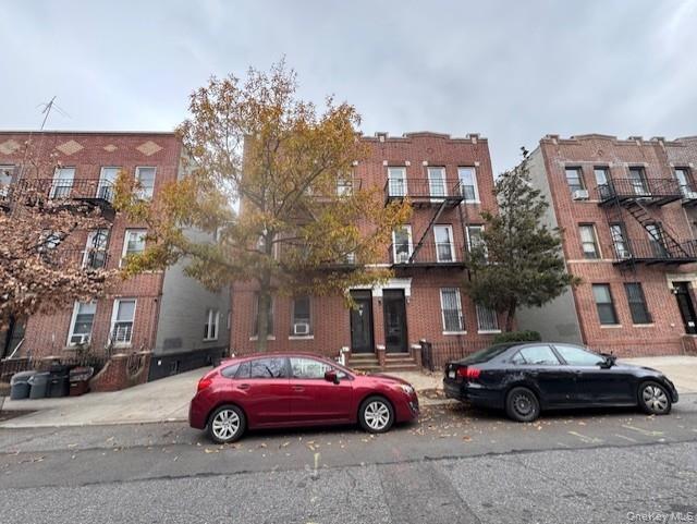 View of apartment building / complex