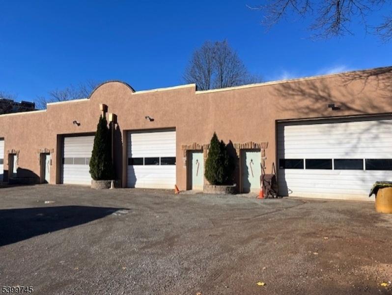 2 garages (25x60) & 2 (25x50)