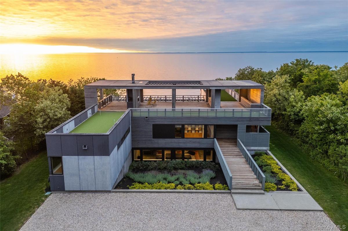 470 Lloyds Ln, Mattituck