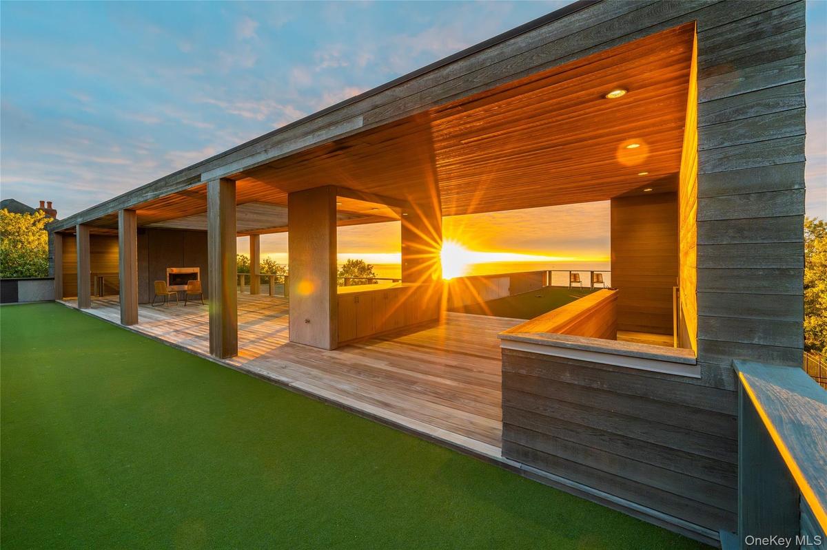 470 Lloyds Ln, Mattituck