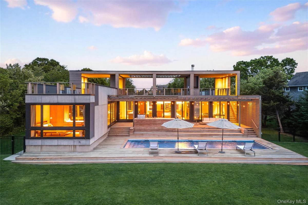 470 Lloyds Ln, Mattituck