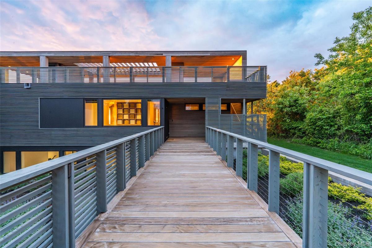470 Lloyds Ln, Mattituck