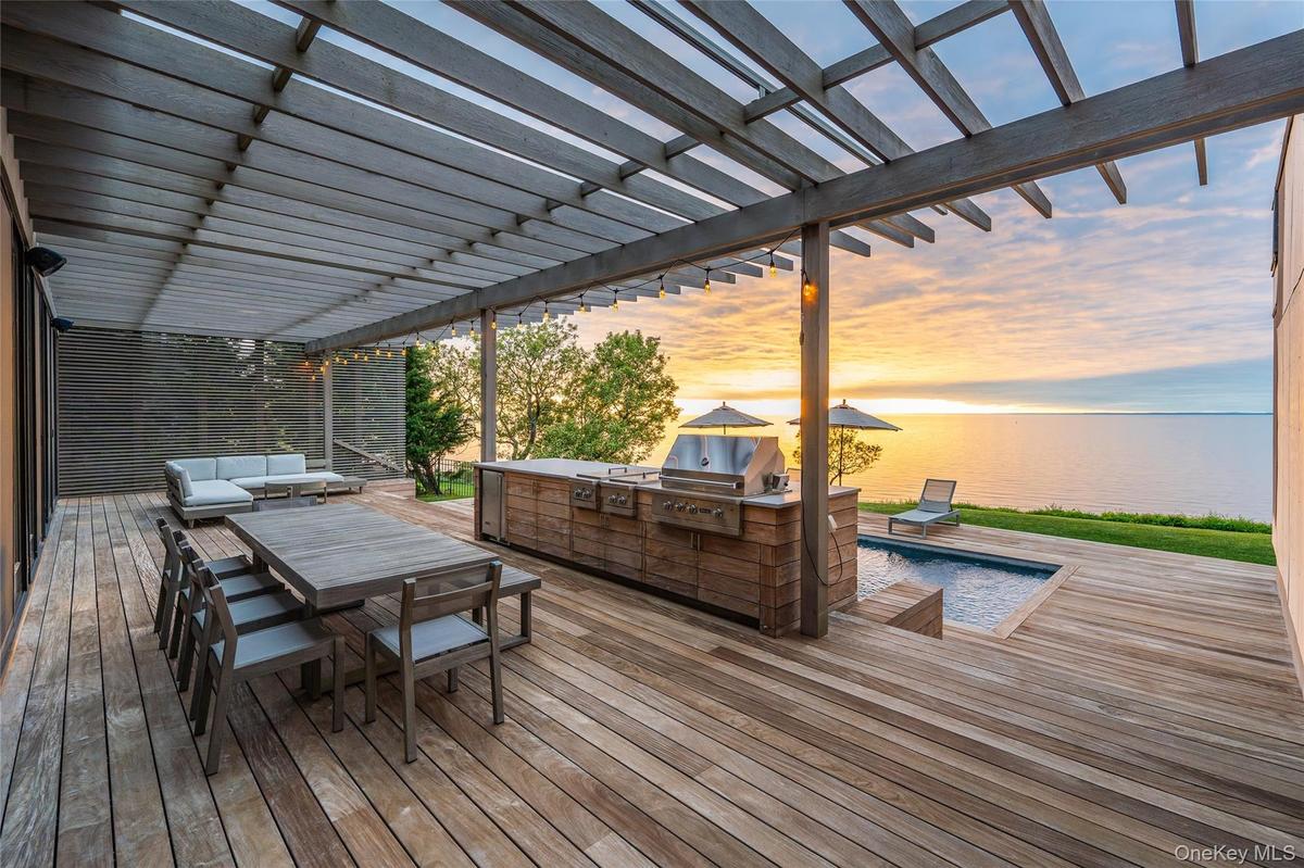 470 Lloyds Ln, Mattituck