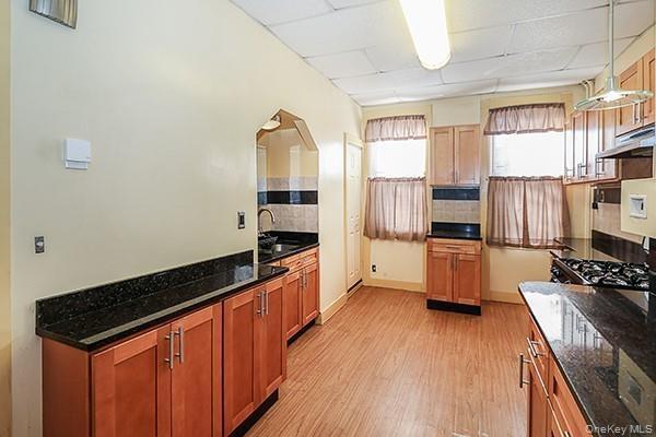 1R, kitchen