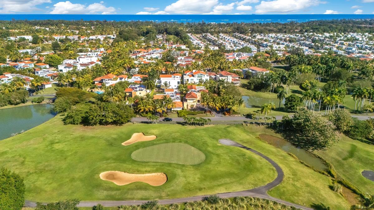 Positioned between golf, water, and privacy.