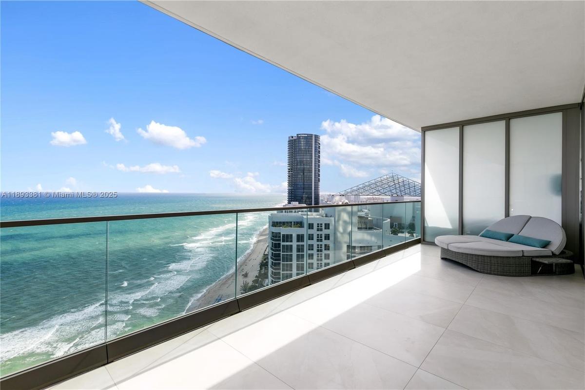 4/5.5 plus den with sweeping ocean & city views
