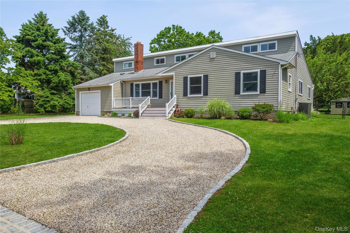 View of front of of property w/plenty of parking