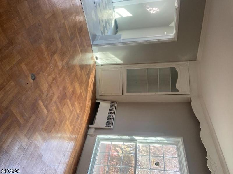 Living Room (1/2)