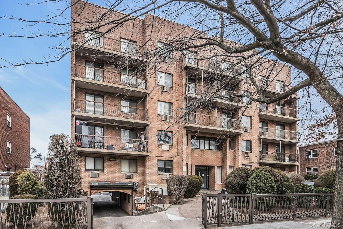 View of apartment building / complex