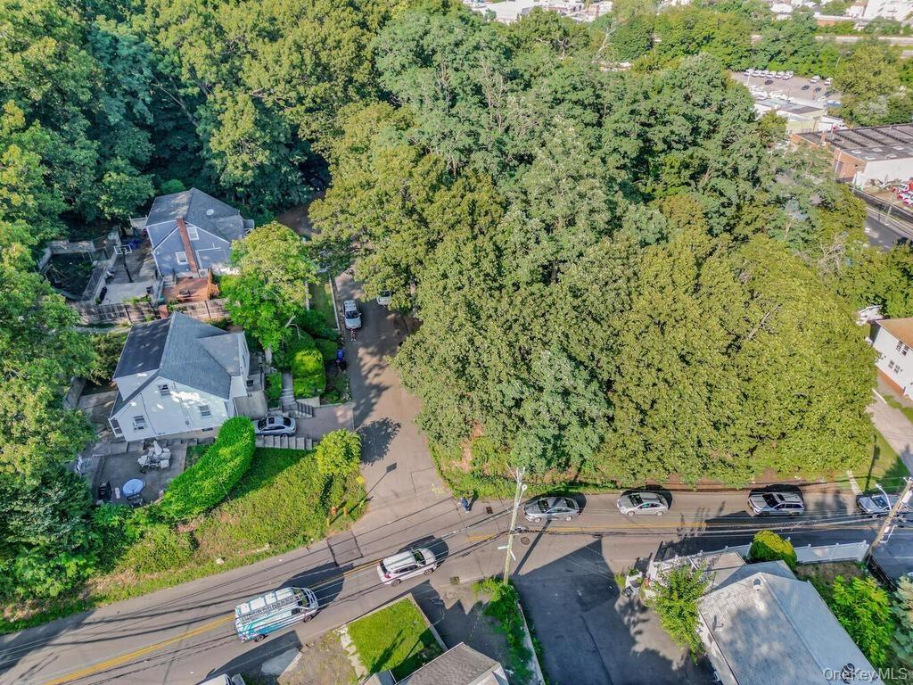 Intersection of Roberts Ave & Dickinson Ave.  Currently only 2 houses on Dickinson Ave.