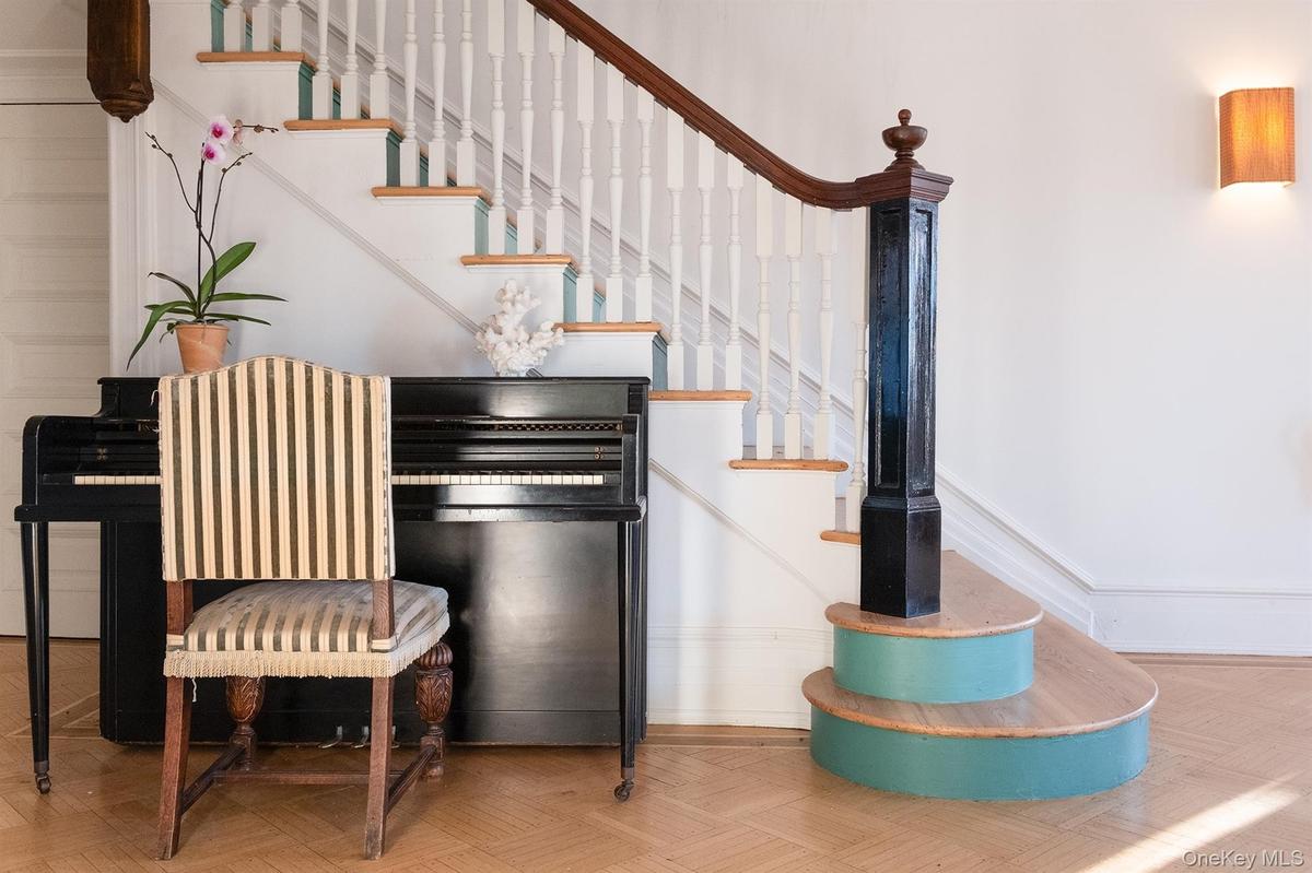 Foyer/Staircase