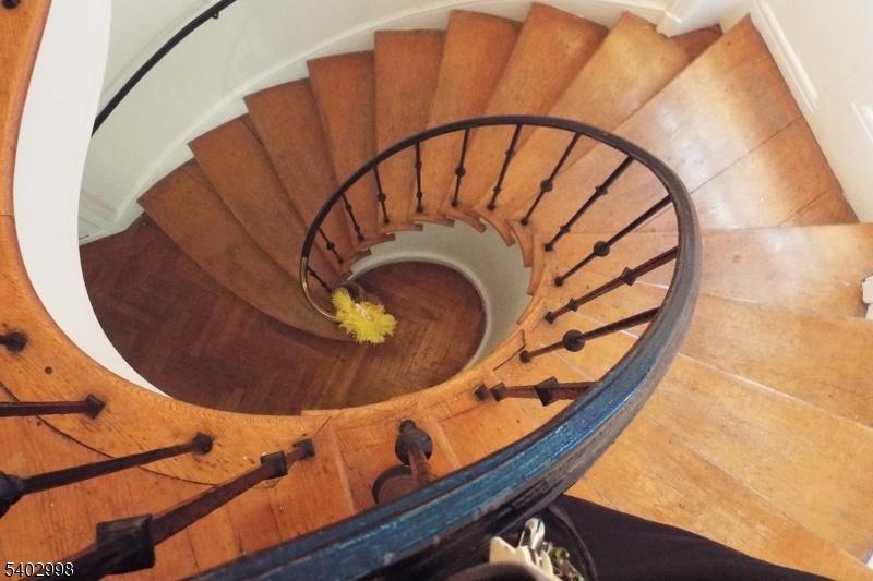 725ElizabethAvenueFoyerStairs