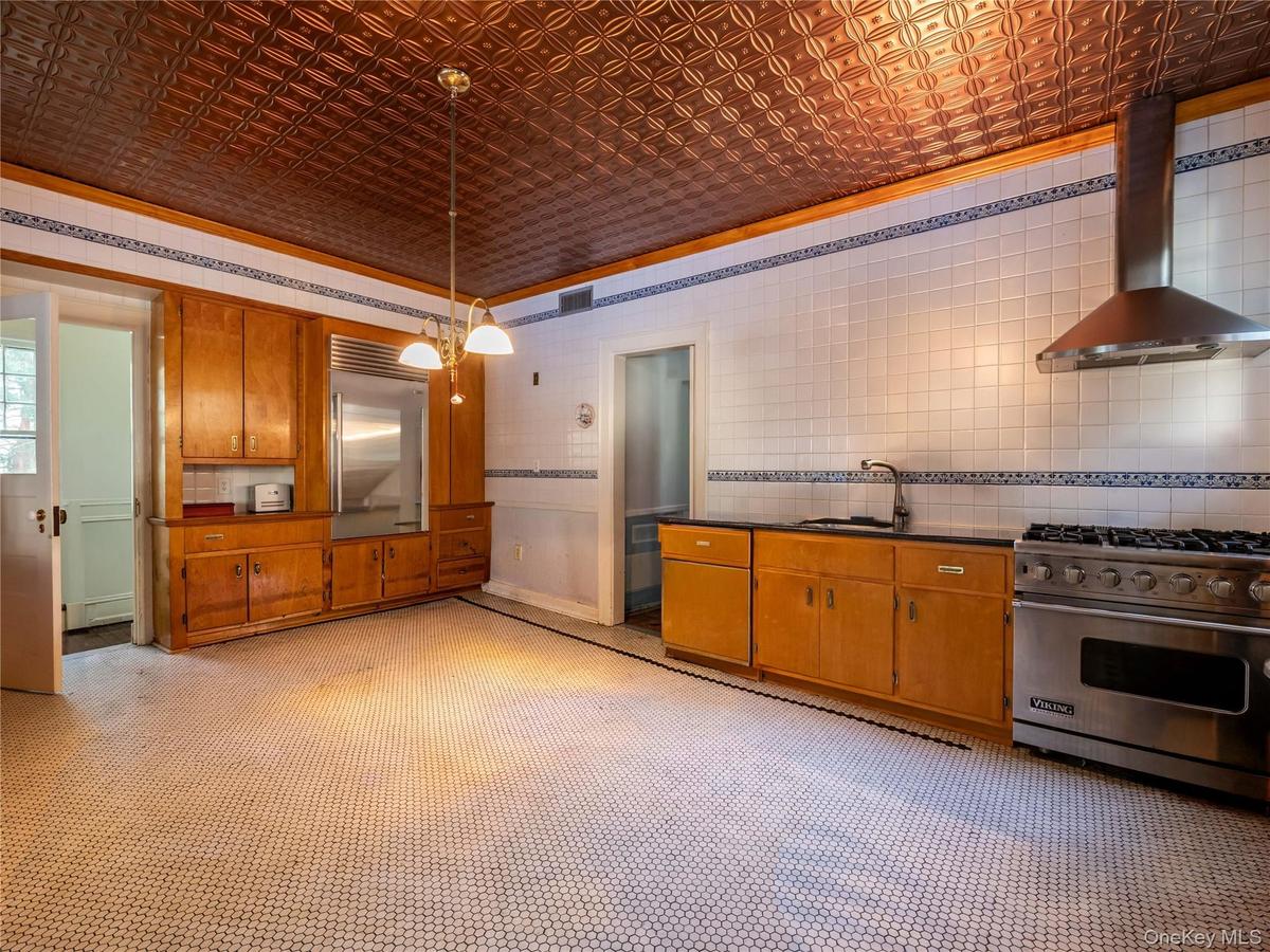 Eat-in Kitchen with Stainless Steel Appliances and access to second staircase