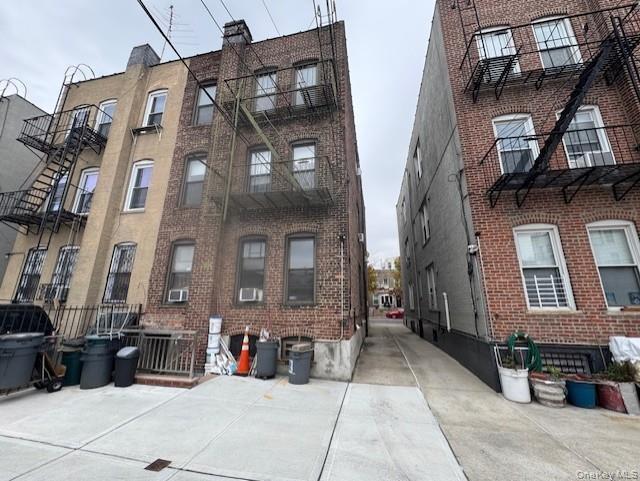 View of apartment building / complex
