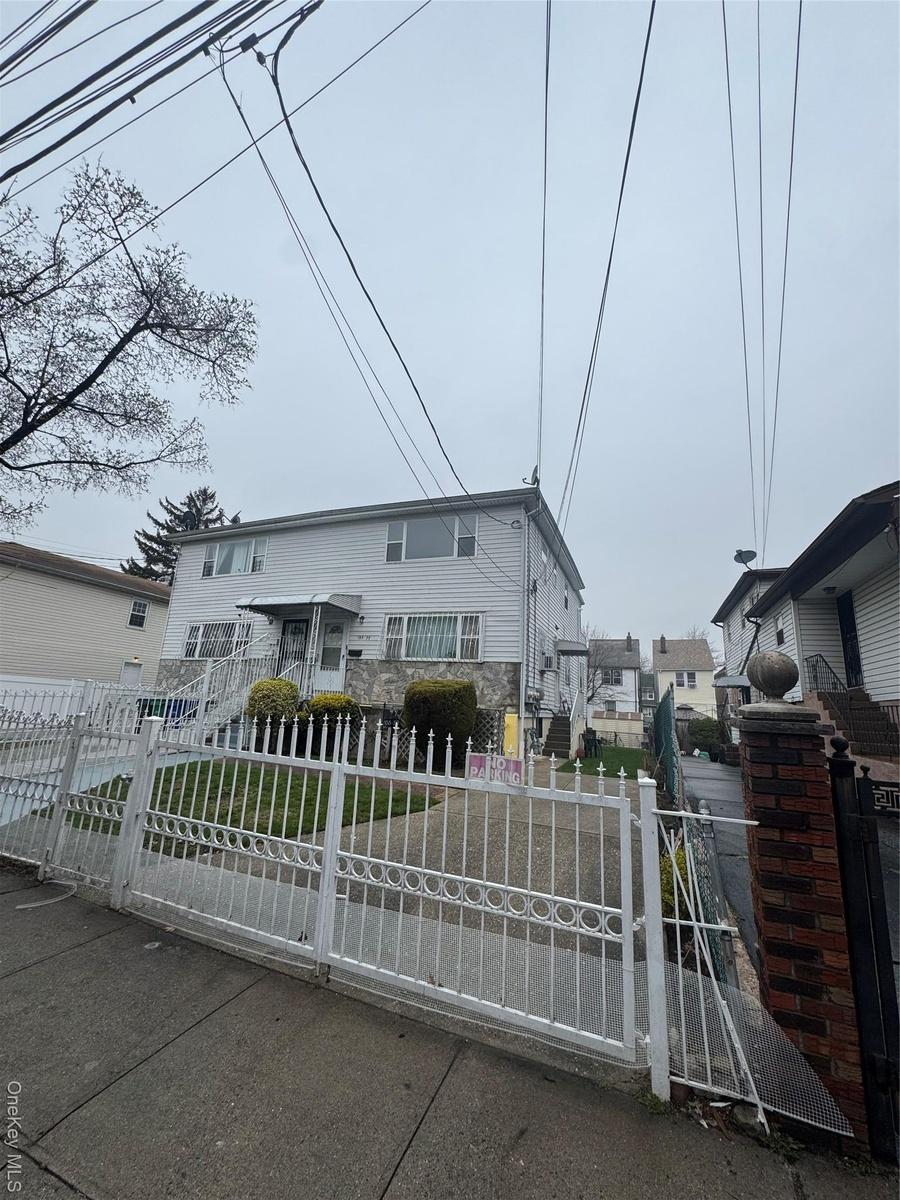 View of front of house featuring a gate and a fenced front yard