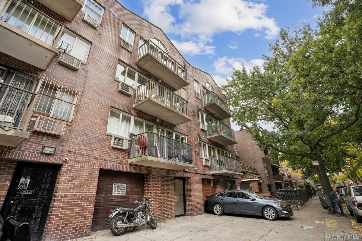 View of apartment building / complex