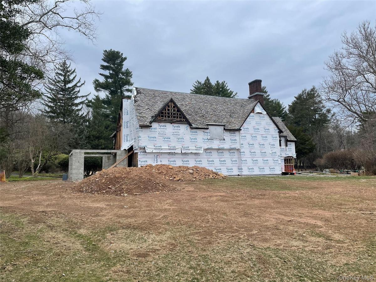 View of property back exterior