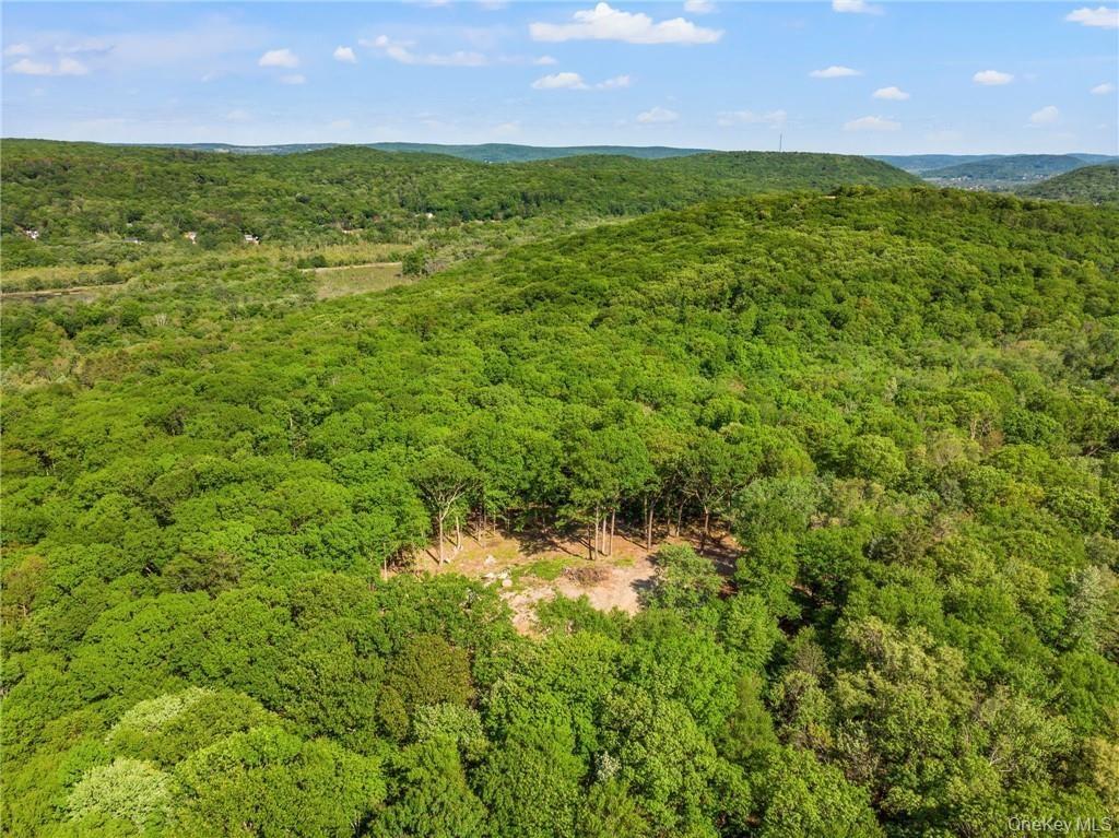 A true Hudson Valley retreat, offering a peaceful country setting while conveniently located near the quaint Village of Pawling and its charming shops